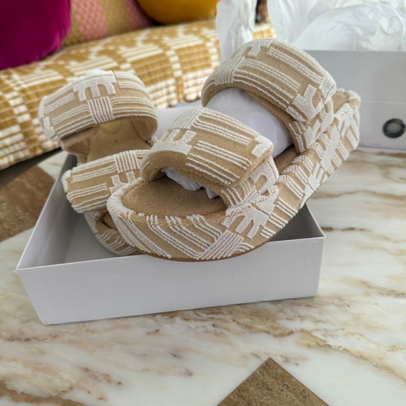 JW PEI Terry Lexi Slide Oat Milk- size 8 - Picture 3 of 9